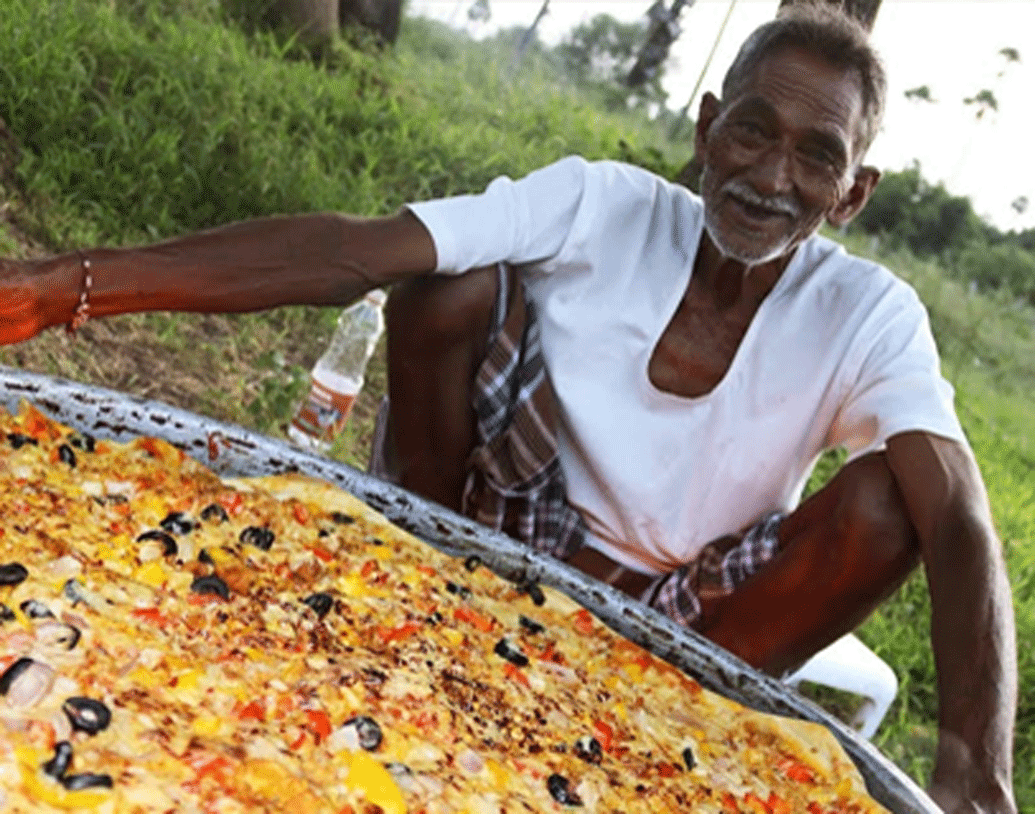 সারা বিশ্ব তাঁকে ‘গ্র্যান্ডপা’ নামেই চিনতেন। কখনও তাঁর প্রকৃত নাম-ধাম জানার যেন প্রয়োজনই হয়নি কারও। ৭৩ বছরের সেই গ্র্যান্ডপা রবিবার বয়সজনিত অসুখে মারা গেলেন। অসহায় করে গেলেন সেই সব অনাথ শিশুদের, যারা তাঁর জন্যই প্রতি সপ্তাহে সুস্বাদু খাবার খেতে পারত।