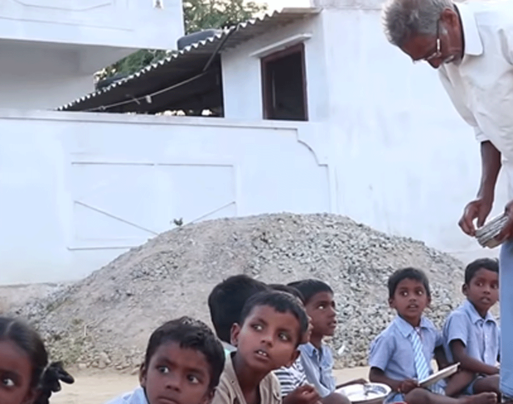 কখনও মটন বিরিয়ানি, কথনও পিত্জা, কেক আবার কখনও বার্গার, নুডলস বানিয়ে তিনি অনাথাশ্রমে দিয়ে আসতেন।