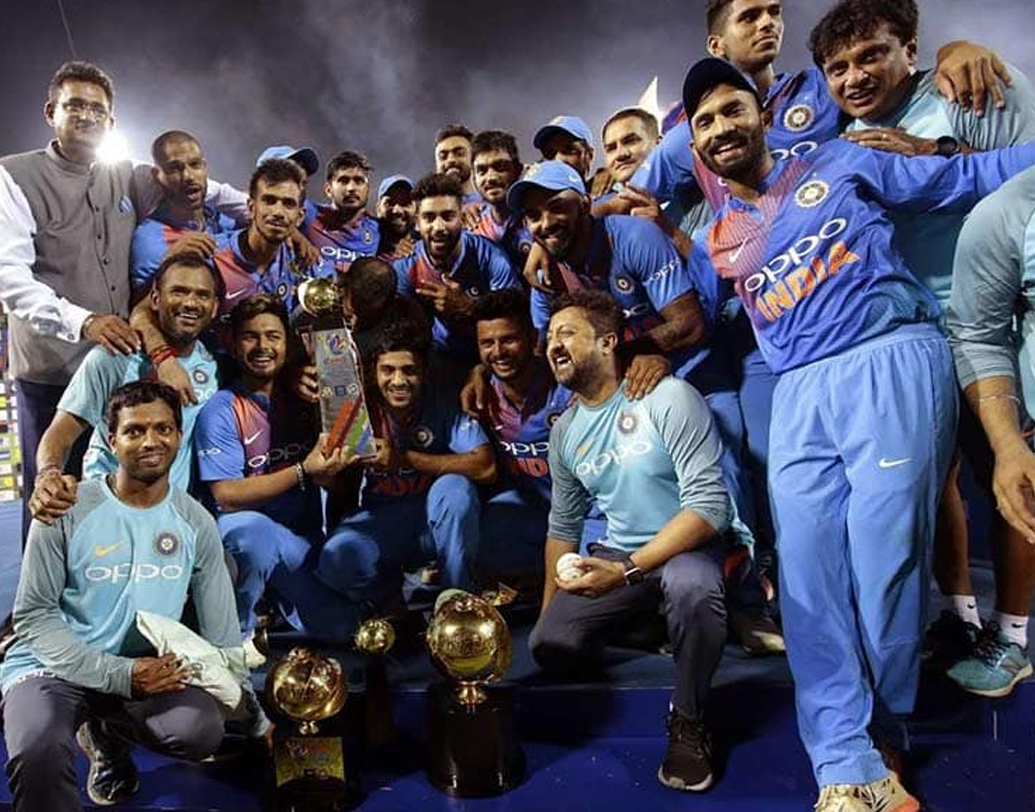 নিয়মিত উইকেট হারানোয় চাপে পড়ে যায় টিম ইন্ডিয়ার ইনিংস। শেষ দুই ওভারে দরকার ছিল ৩৪ রান। শেষ ছয় বলে দরকার ছিল ১২ রান। আর এই পরিস্থিতিতেই পরিত্রাতা হয়ে ওঠেন দীনেশ কার্তিক। আট বলে ২৯ রানে অপরাজিত থেকে জেতান তিনি। জয় আসে শেষ বলে। ছয় উইকেটে জেতে ভারত (১৬৮-৪)।