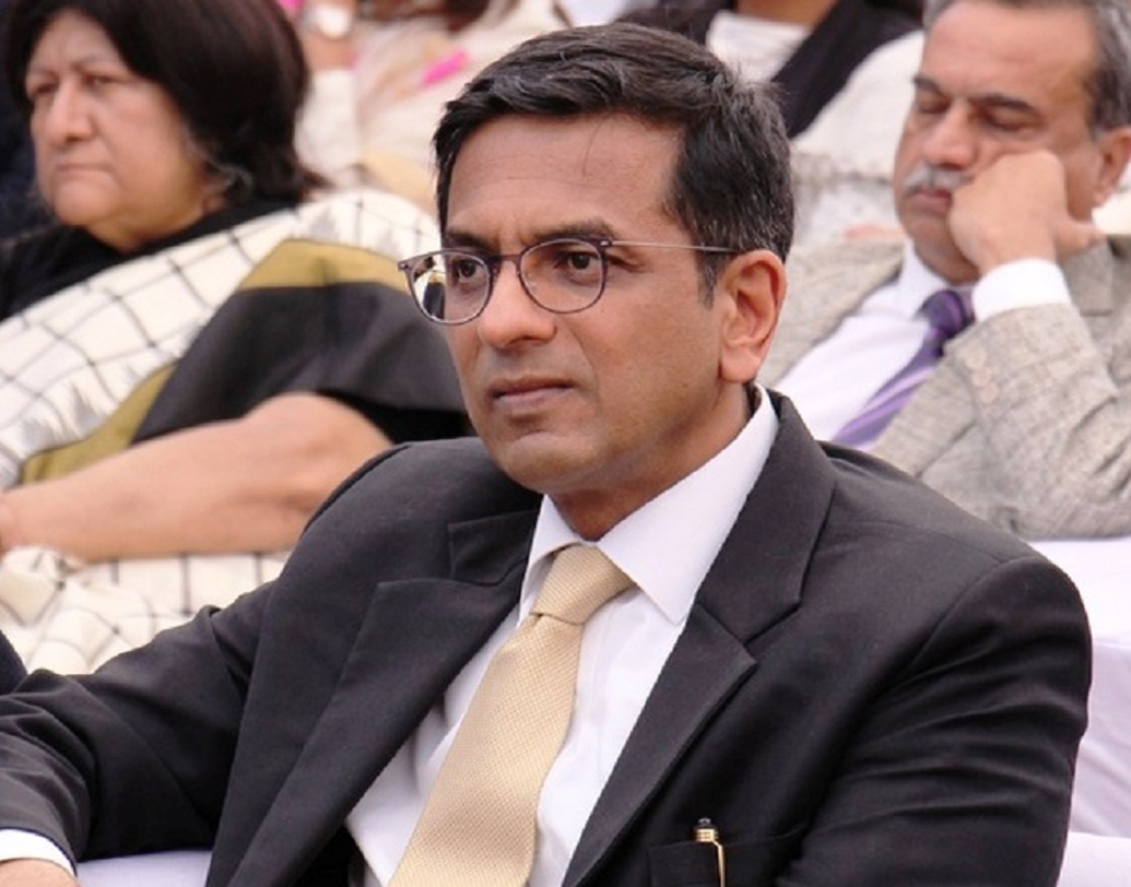 সম্প্রতি অযোধ্যা মামলার মতো গুরুত্বপূর্ণ মামলার রায় দিয়েছেন তিনি। চন্দ্রচূড়ের জন্ম মুম্বইয়ে ১৯৫৯ সালের ১১ নভেম্বর। তাঁর বাবা যশবন্ত বিষ্ণু চন্দ্রচূড় এখনও পর্যন্ত ভারতের সবচেয়ে দীর্ঘ সময়ের প্রধান বিচারপতি হয়েছেন। তিনি ১৯৭৮ সাল থেকে ১৯৮৫ সাল পর্যন্ত সুপ্রিম কোর্টের প্রধান বিচারপতি ছিলেন।