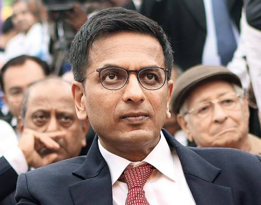 তাঁর মা প্রভাদেবীর অবশ্য আইন নিয়ে তেমন আগ্রহ ছিল না। স্বামী দেশের সর্বোচ্চ আদালতের প্রধান বিচারপতি থাকা সত্ত্বেও তিনি বেশিরভাগ সময়টা গান নিয়েই মেতে থাকতেন। ক্লাসিক্যাল মিউজিসিয়ান ছিলেন তিনি।