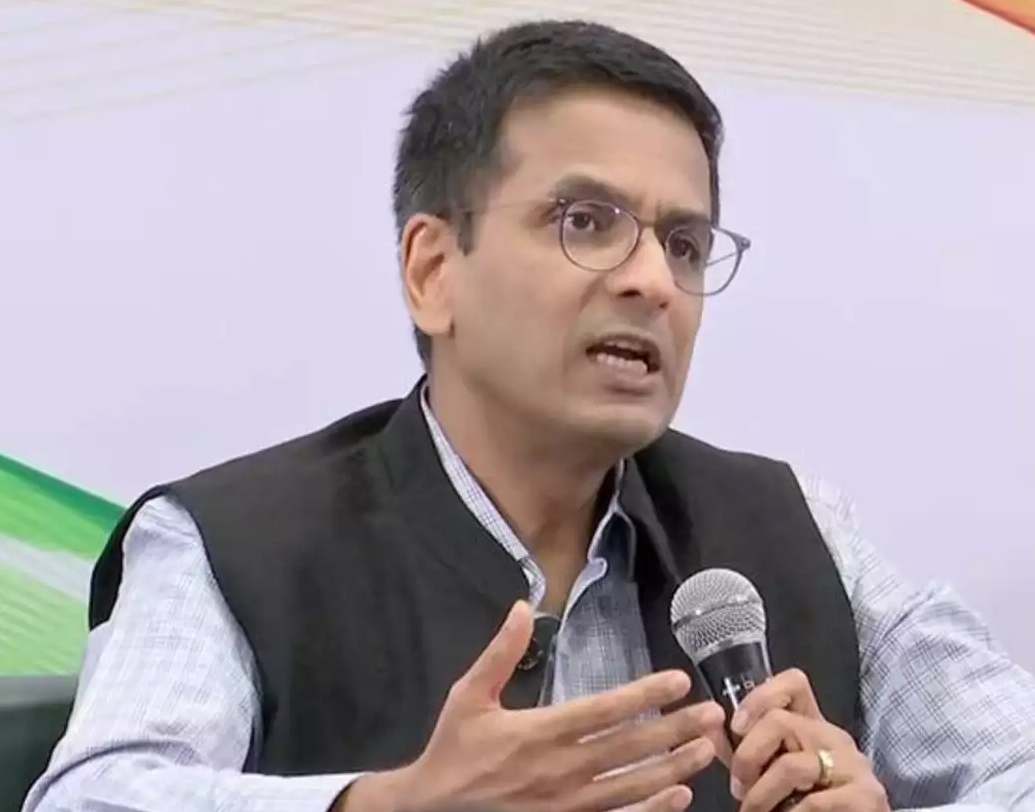 বিচারপতি বাবার ছেলেও ছোট থেকেই আইন নিয়ে উত্সাহী ছিলেন। মুম্বইয়ের ক্যাথেড্রাল অ্যান্ড জন কোনন স্কুল পাশ করার পর তিনি দিল্লির সেন্ট কলম্বাস স্কুলে ভর্তি হন।