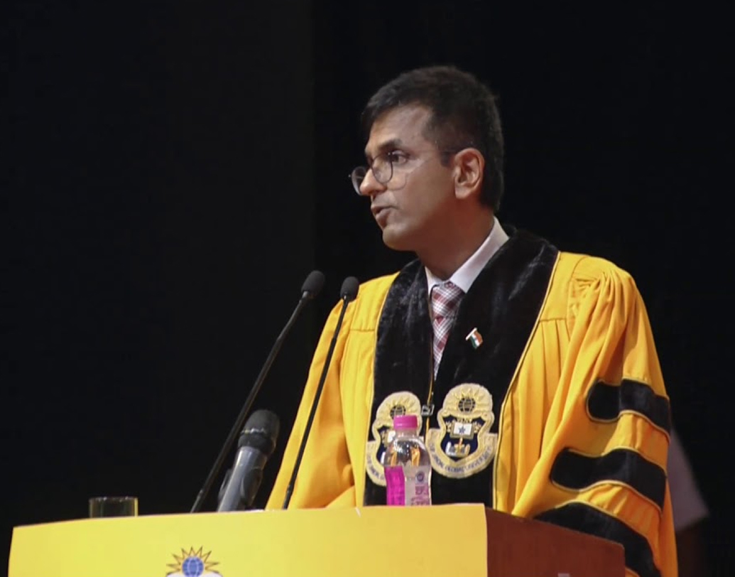 ১৯৯৮ সালে বম্বে হাইকোর্টের সিনিয়র আইনজীবী হন তিনি। ২০০০ সালের ২৯ মার্চ ওই হাইকোর্টেরই বিচারপতি নিযুক্ত হন চন্দ্রচূড়।