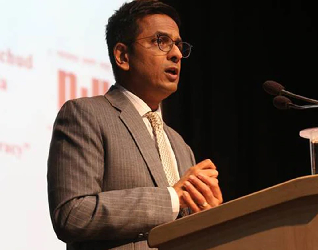 ৯ নভেম্বর ২০১৯ দেশের সবচেয়ে বিতর্কিত মামলার রায় দিয়ে ইতিহাস রচনা করেছেন। ব্যক্তিগত জীবন নিয়ে আলোচনা করা একেবারে পছন্দ করেন না বিচারপতি চন্দ্রচূড়।