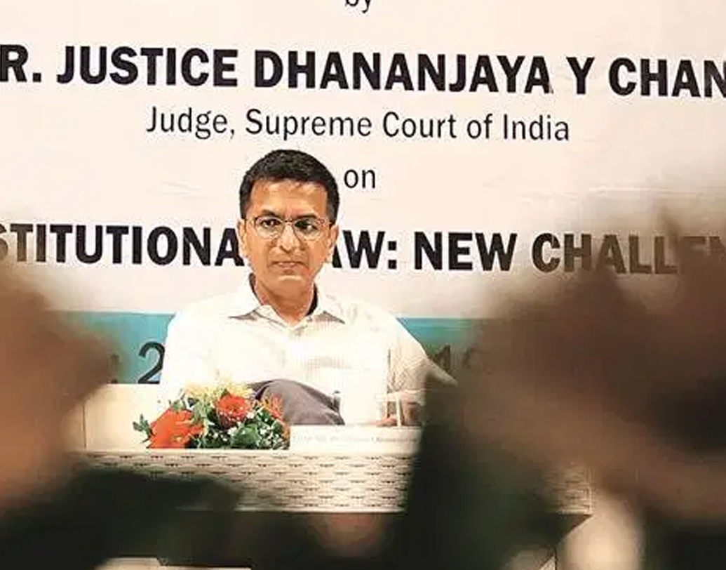 ২০০৮ সালে বাবার মৃত্যুর ঠিক এক বছর আগে তাঁর স্ত্রী রাশমি চন্দ্রচূড়ের মৃত্যু হয়। তিনি ক্যানসার আক্রান্ত ছিলেন। জানা যায়, এর পর তিনি অত্যন্ত ভেঙে পড়েছিলেন। তার কয়েক বছর পর চন্দ্রচূড় মুম্বইয়ে নিজ বাসভবনে একান্ত ব্যক্তিগত পরিসরে ফের বিয়ে করেন।