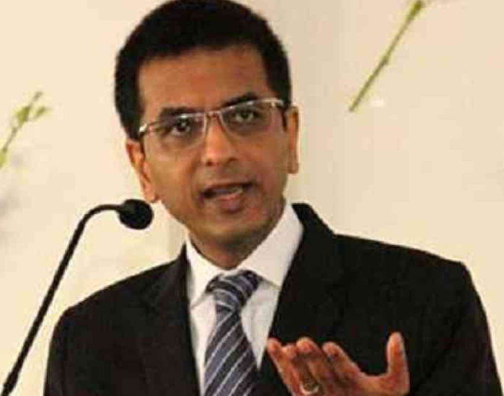 তাঁর দুই সন্তান। তবে তাঁরা কেউই আইনের প্রতি আগ্রহী নন। অত্যন্ত মেধাবী দুই সন্তানের একজন লেখক।