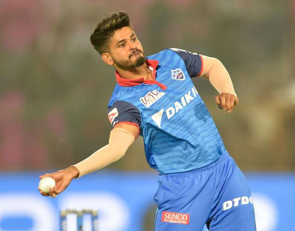 শ্রেয়াস আইয়ার: চার নম্বরের মতো গুরুত্বপূর্ণ পজিশনে শ্রেয়াস বেশ ভাল মানিয়ে নিয়েছেন। বড় রান না করলেও এই মুম্বইকর তাঁর প্রতিভার ঝলক দেখিয়েছেন। নাগপুরে তাঁর ব্যাট থেকে বড় রানের ইনিংস আশা করছেন অনেকেই।