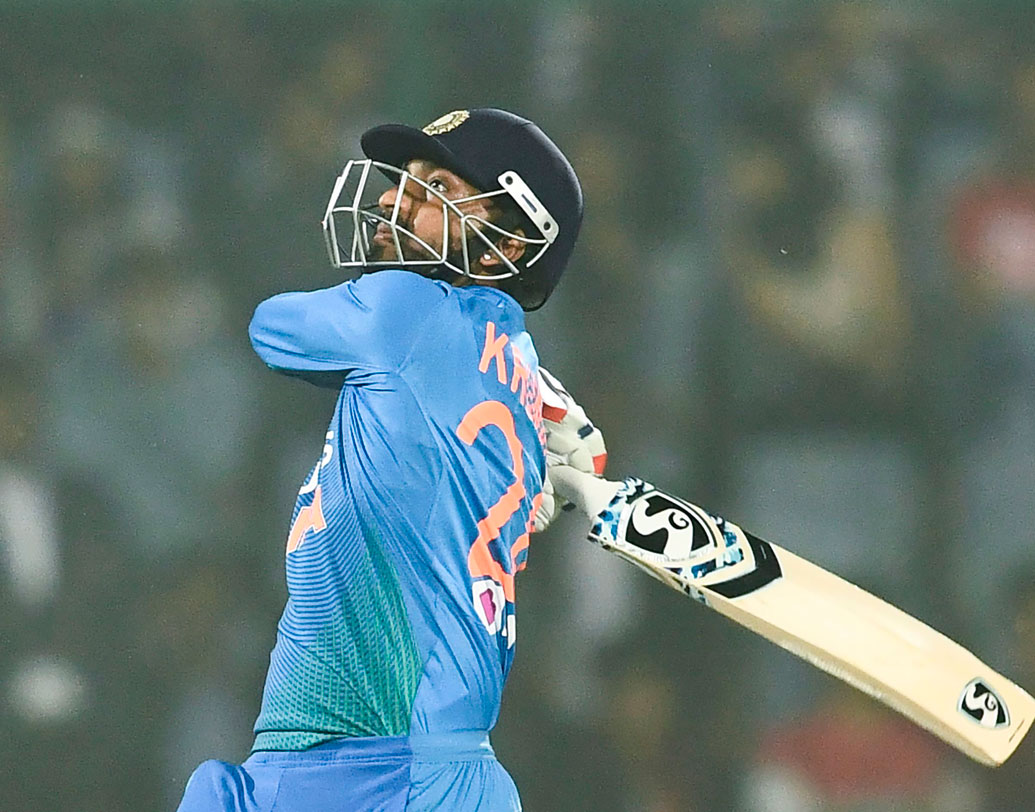 ক্রুণাল পাণ্ড্য: নয়াদিল্লিতে তাঁর ব্যাট থেকে এসেছে ৮ বলে ১৫। রাজকোটে ব্যাট করার সুযোগ না পেলেও ২ ওভার বল করে ১৭ রান দিয়েছিলেন। তবে অলরাউন্ডার হিসাবে নাগপুরে দলে দেখা যেতে পারে ক্রুণালকে।