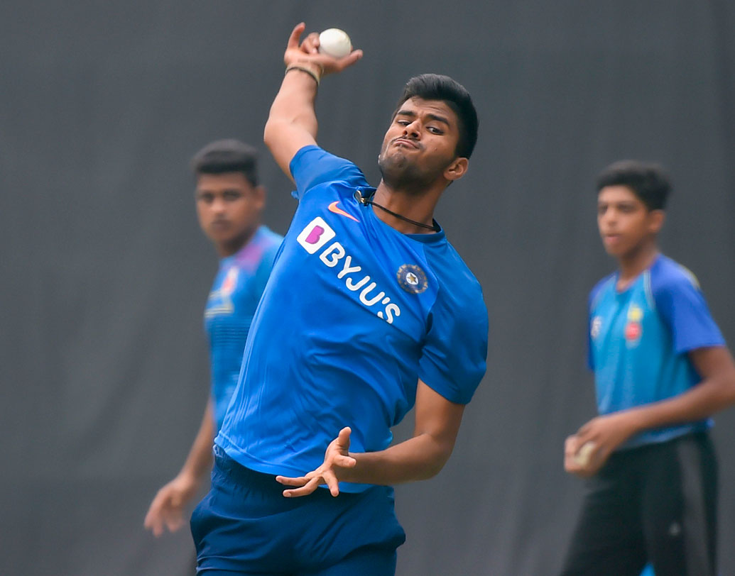 ওয়াশিংটন সুন্দর: মূলত বোলার হলেও নয়াদিল্লিতে ৫ বলে ১৪ রানে অপরাজিত ছিলেন। তার মধ্যে ছিল দুটো বিশাল ছক্কা। বল হাতেও ৪ ওভারে দেন মোটে ২৫। রাজকোটে ৪ ওভারে মাত্র ২৫ রান দেন। এই ছন্দ ধরে রাখতে পারলে টিম ইন্ডিয়ার বিশ্বকাপের দলে টিকিট পাকা করতে পারেন ওয়াশিংটন সুন্দর।