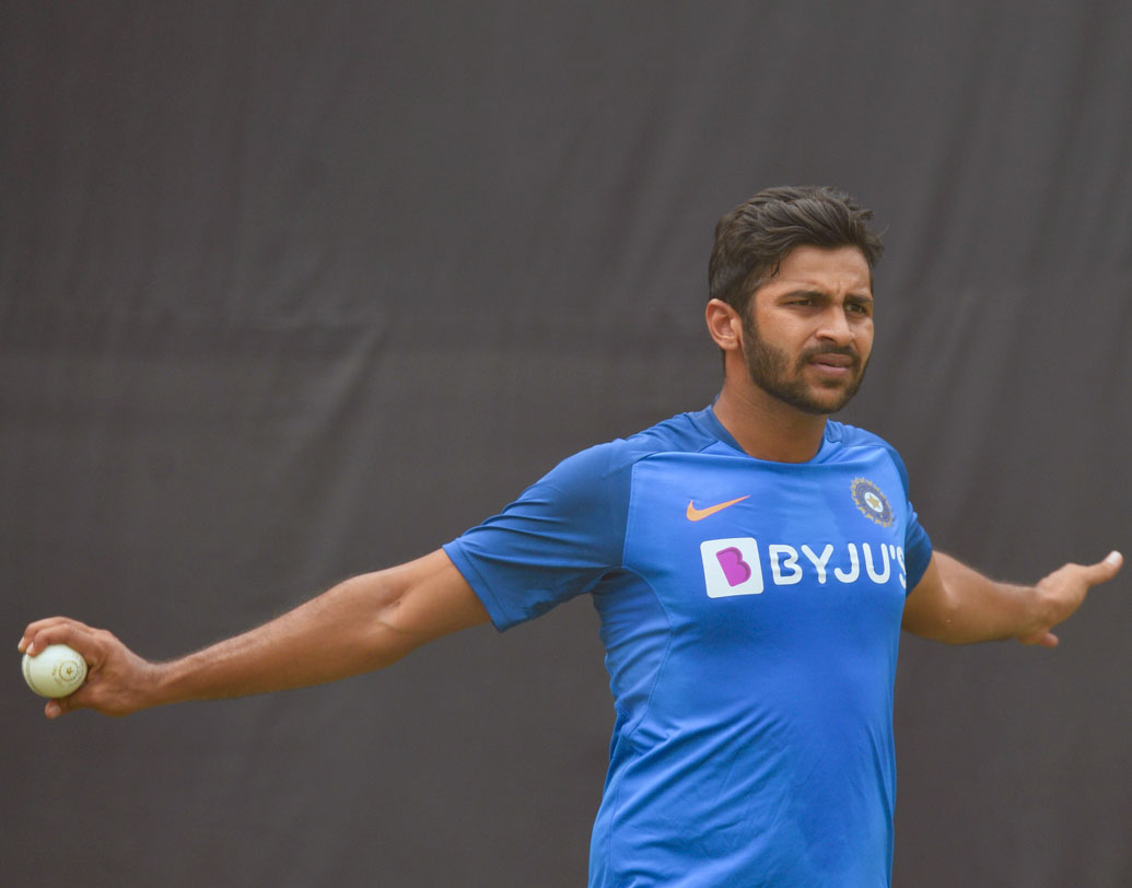 শার্দূল ঠাকুর: নয়াদিল্লিতে খেলেননি, রাজকোটেও দেখা যায়নি তাঁকে। খলিল আহমেদের থেকে তাঁর লাইন-লেংথে নিয়ন্ত্রণ বেশি বলে মনে করছে অনেকে। ফলে নাগপুরের দেখা যেতে পারে এই ডান হাতি পেসারকে।