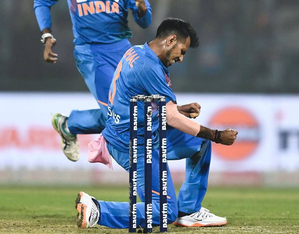 যুজবেন্দ্র চহাল: নয়াদিল্লিতে ৪ ওভারে ২৪ রান দিয়ে ১ উইকেট নিয়েছেন এই লেগস্পিনার। রাজকোটেও মোক্ষম সময়ে একই ওভারে মুশফিকুর রহিম ও সৌম্য সরকারের গুরুত্বপূর্ণ উইকেট তুলে নিয়ে বাংলাদেশের ম্যাচে ফেরার রাস্তা বন্ধ করে দেন। নাগপুরের ম্যাচে টিম ইন্ডিয়ার বড় ভরসা চহাল।