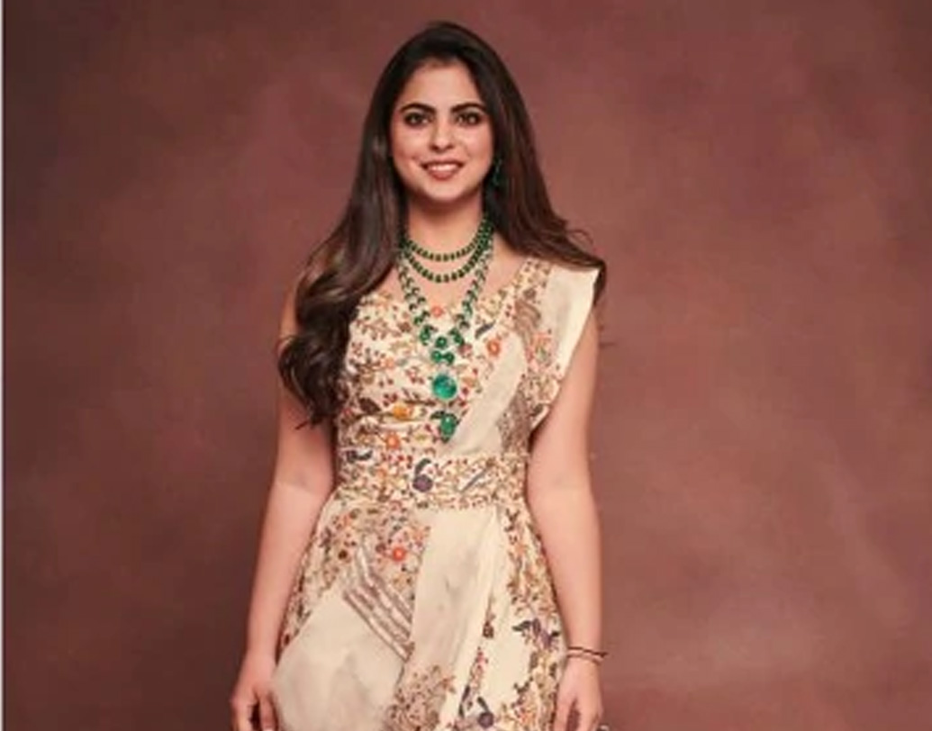 অনামিকার পোশাক ভাণ্ডার থেকে মুকেশকন্যা ঈশা বেছেছিলেন জাম্পস্যুট। হাল্কা কমলা, গোলাপি আর নীলের কম্বিনেশনে জাম্পস্যুট জুড়ে এম্ব্রয়ডারি।