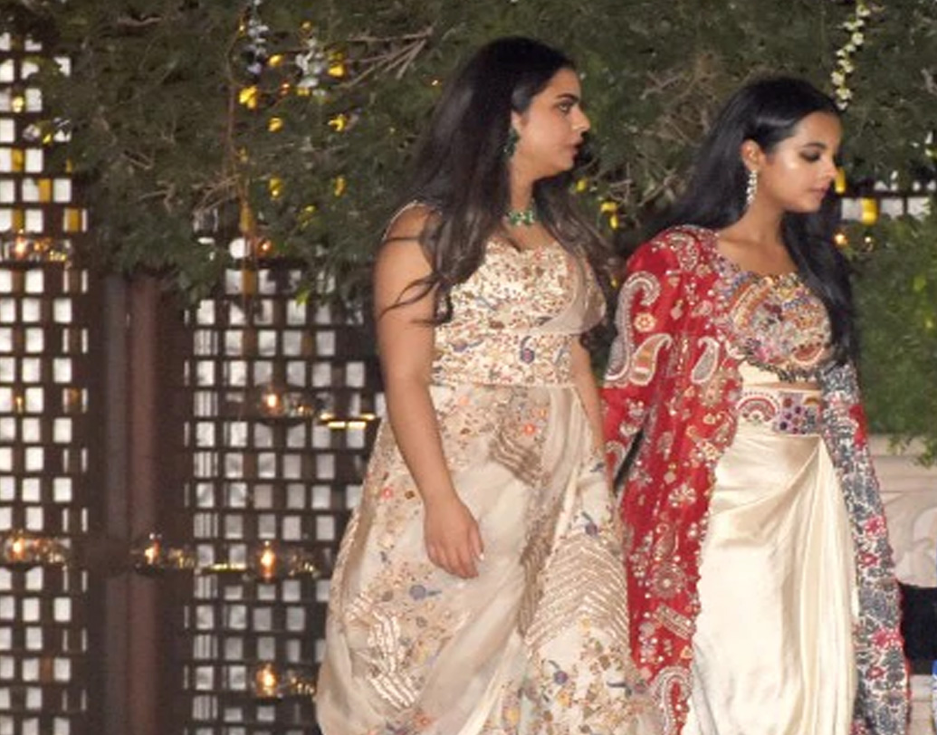 তবে পোশাকের বিশেষত্ব ছিল বেল্টেড দোপাট্টায়। গলায় ছিল পান্নার লম্বা নেকলেস।