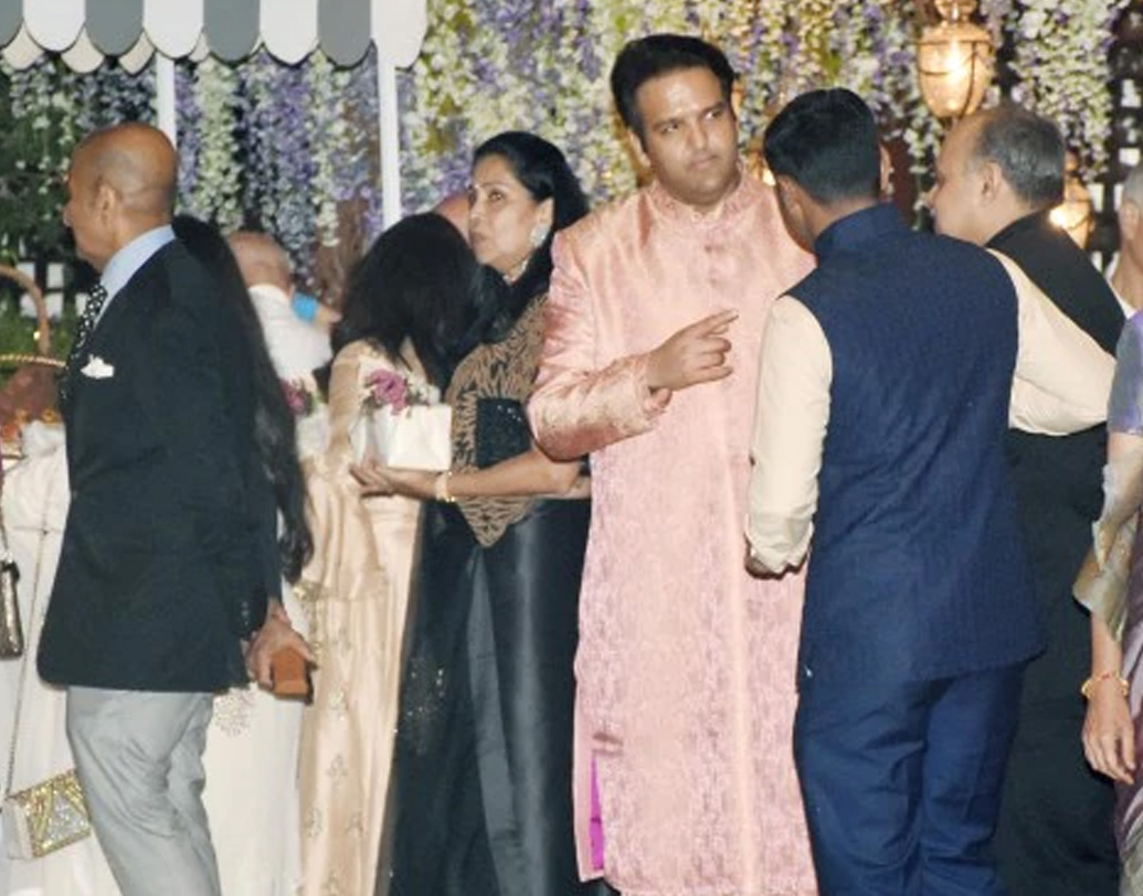 ঈশার স্বামী আনন্দ পিরামল পরেছিলেন ব্রোকেডের কাজ করা হাল্কা গোলাপি পাঞ্জাবি। পার্টিতে এসেছিলেন তাঁর বাবা আনন্দ পিরামল এবং মা স্বাতী পিরামলও।