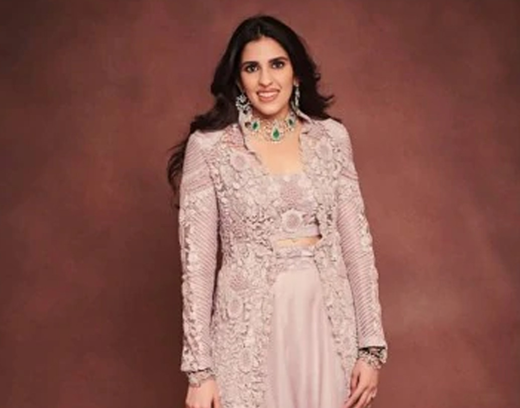 ঈশার মতোই হাল্কা রঙের পোশাক পছন্দ করেছেন তাঁর বাল্যবন্ধু শ্লোকাও। মুকেশ অম্বানীর বড় পুত্রবধূ শ্লোকা পরেছিলেন আইভরি এবং সাদার কম্বিনেশনে প্যারালাল প্যান্টস।