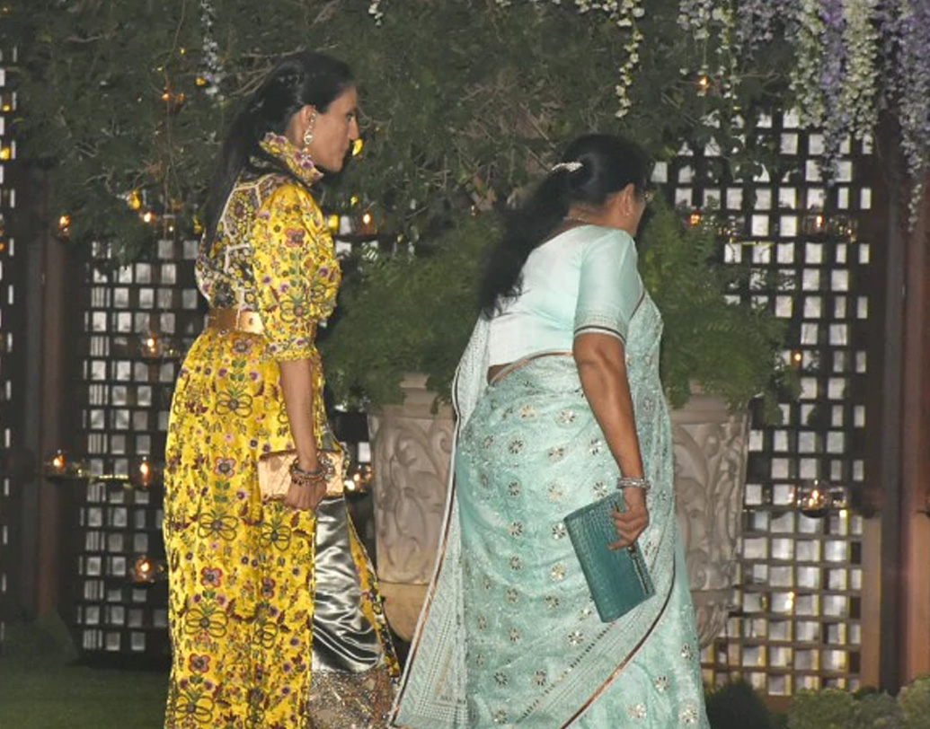 তাঁর পোশাকেও ছিল নজরকাড়া এম্ব্রয়ডারি। সঙ্গে পরেছিলেন হিরে-পান্নার লম্বা দুল এবং নেকলেস। হাতে হিরের বালা। শ্লোকার মা মোনা মেহতা পরেছিলেন হলুদ রঙের এম্ব্রয়ডারি করা কুর্তা।