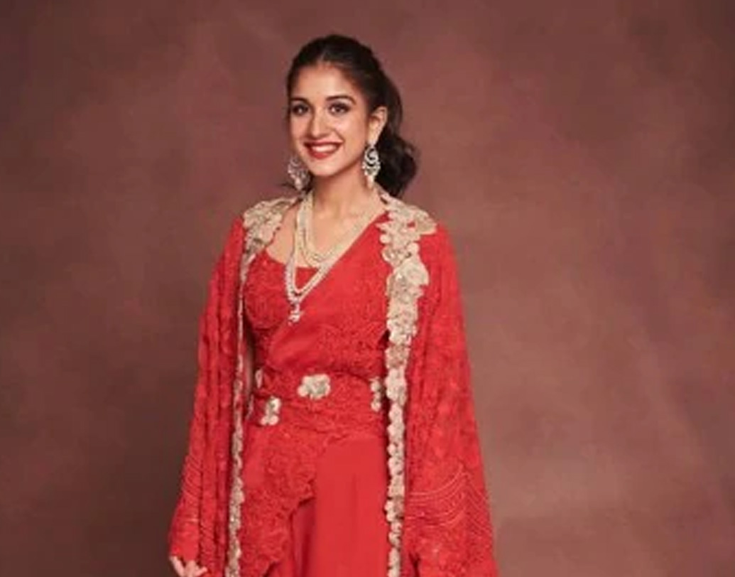 ঈশা-শ্লোকার মতো হাল্কা রং বেছে নেননি রাধিকা মার্চেন্ট। মুকেশ-নীতার ছোট ছেলে অনন্তের বিশেষ বান্ধবী রাধিকা। পার্টিতে তিনি পরেছিলেন অনামিকা খন্নার নকশা করা প্যান্টস, সঙ্গে বেল্টেড দোপাট্টা।