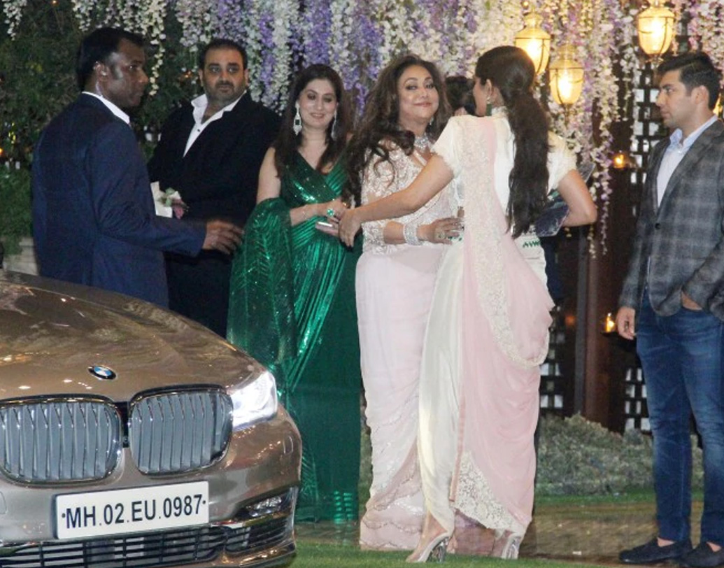 অনিল অম্বানীর স্ত্রী টিনা সেজেছিলেন হাল্কা গোলাপি রঙের শাড়িতে। একইরকম রঙের শাড়িতে পার্টিতে দেখা গেল মুকেশ ও অনিলের মা কোকিলাবেনকেও।