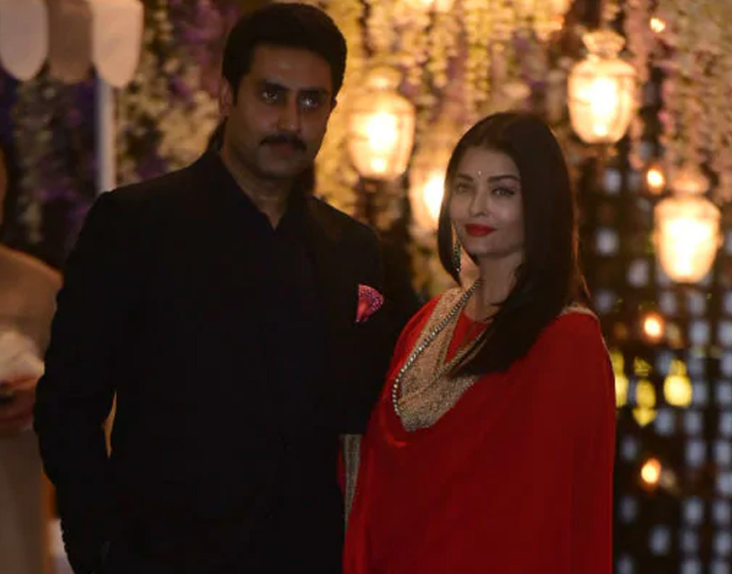 পার্টির অন্যতম আকর্ষণ ছিলেন অভিষেক বচ্চন এবং ঐশ্বর্যা রাই বচ্চন। অভিষেক পরেছিলেন কালো সেমি ফরমাল শার্ট এবং একই রঙের ট্রাউজার্স। অ্যাশের পরনে উজ্জ্বল লাল আনারকলি। সঙ্গে নামমাত্র গয়না এবং তাঁর আইকনিক হাসি। পার্টির যাবতীয় নজর যেন ছিল তাঁরই দিকে।