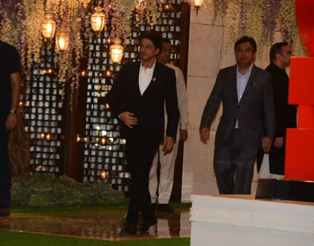 স্ত্রী গৌরীকে ছাড়াই পার্টিতে এসেছিলেন শাহরুখ। পরনে ছিল সাদা-কালো কম্বিনেশনের স্যুট-প্যান্ট।