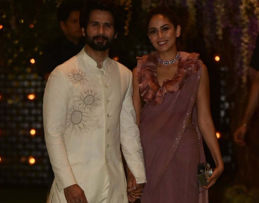 শাহিদ কপূর পরেছিলেন আইভরি রঙের আচকান। তাঁর স্ত্রী মীরা পার্টির জন্য বেছে নিয়েছিলেন প্যাস্টেল শেডের শাড়ি এবং গলায় পান্নার চোকার।