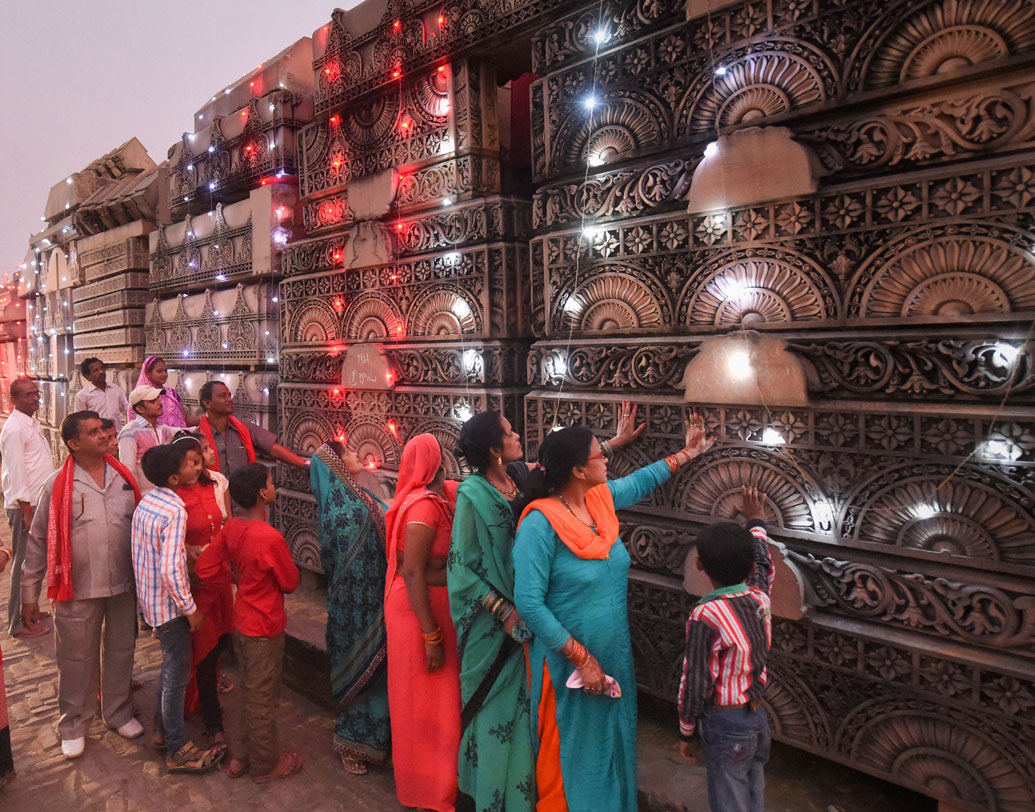 অযোধ্যায় সরযূ নদীর সামনে এই মন্দির হবে বিশালাকায়। দোতলা এই মন্দিরের কাঠামো গড়ার কাজ চলছে অযোধ্যার করসেবকপুরমে বিশ্ব হিন্দু পরিষদের সদর দফতর থেকে এক কিলোমিটার দূরে একটি কর্মশালায়। বিতর্কিত রাম জন্মভূমি থেকে তিন কিলোমিটার দূরে ওই কর্মশালাটি রয়েছে রামঘাট চৌরাস্তায়।