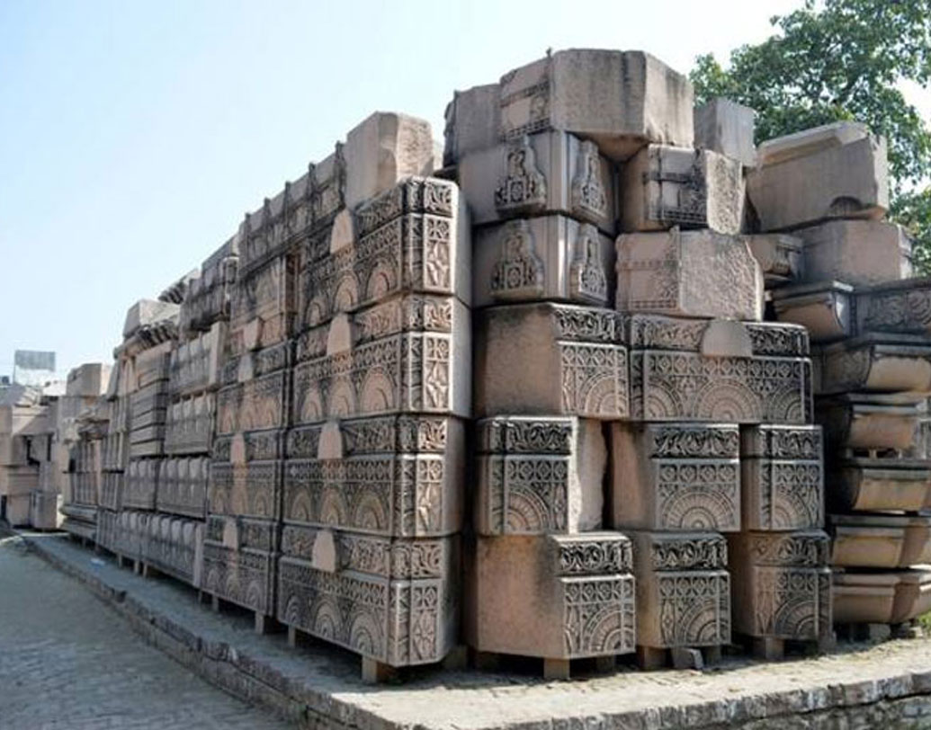 শরদ শর্মা নামে বিশ্ব হিন্দু পরিষদের এক নেতা জানিয়েছেন, মন্দিরে ছ’টা ভাগ থাকবে। অগ্রদ্বার, সিংহদ্বার, নৃত্যমণ্ডপ, রংমণ্ডপ, পরিক্রমা এবং গর্ভগৃহ। শরদ বলেন, ‘‘মন্দির তৈরি করতে ১ লক্ষ ৭৫ হাজার ঘনফুট পাথর ব্যবহার করা হবে। এর মধ্যে ১ লক্ষ ঘনফুট পাথর কাটা হয়ে গিয়েছে। বাকিগুলির কাজ চলছে।’’