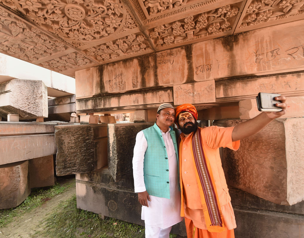 এই মন্দিরে ২৪টি দরজা থাকবে বলে জানিয়েছেন শরদ। তিনি আরও জানিয়েছেন, প্রতিটি দরজাই হবে চন্দনকাঠের তৈরি। কেবল পাথর দিতে গড়া এই মন্দিরের নির্মাণে তামা ছাড়া অন্য কোনও ধাতু ব্যবহার করা হবে না বলেও জানিয়েছেন তিনি।