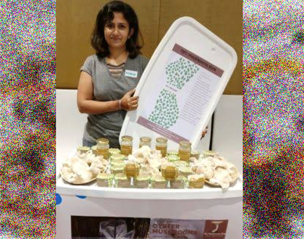 কিন্তু বাধা ছিল একটাই। মাশরুমের ফলন বাড়ানোর জন্য এবং মাশরুমকে সংক্রমণের হাত থেকে রক্ষা করার জন্য রাসায়নিক দেওয়াটা জরুরি। কিন্তু মনিকা কোনওরকম রাসায়নিক ব্যবহার করতে চাইছিলেন না।