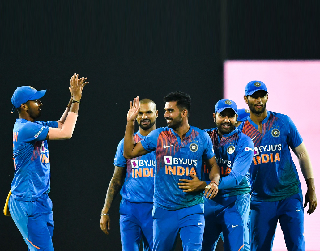 ১৯৯২ সালের ৭ অগস্ট উত্তরপ্রদেশের আগরায় জন্ম। বাবা লোকেন্দ্র সিংহ চাহার ছিলেন ভারতীয় বায়ুসেনার প্রাক্তন কর্মী। নেটে নতুন বল তুলে দিতেন ছেলের হাতে। চাইতেন ছেলের হাতে সুইং যেন থাকে। আর তাই নেটে বল পুরনো হয়ে গেলে তা বদলে ফেলতেন। এবং ফের নতুন বল তুলে দিতেন ছেলের হাতে। দীপকের হাতের মারাত্মক সুইংয়ের নেপথ্যে এটাই কারণ।