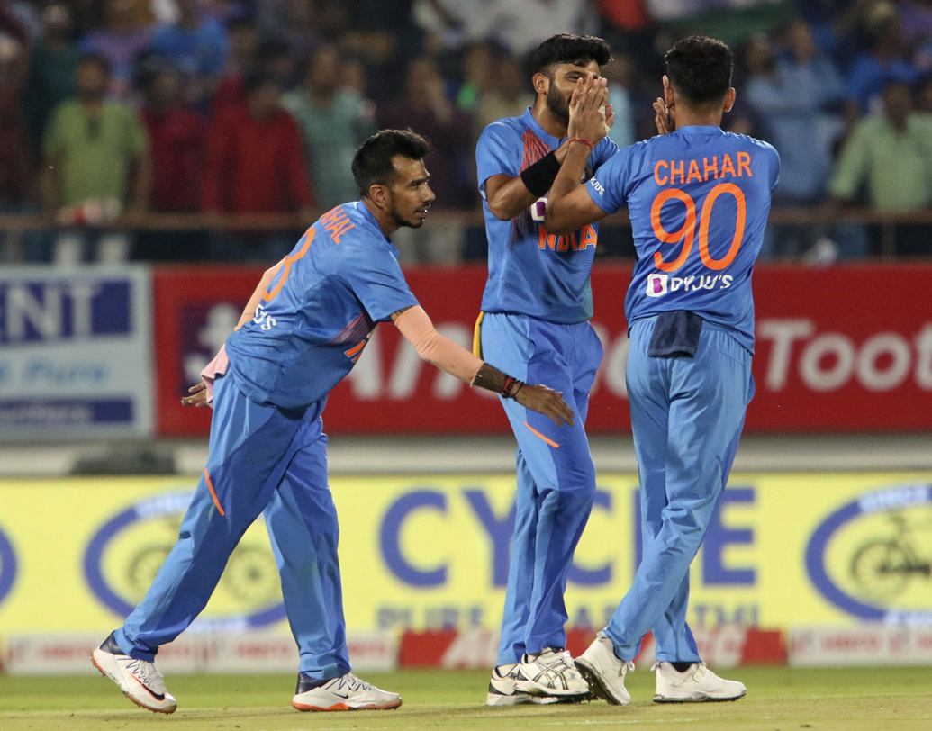 ১৬ বছর বয়সে দীপক চাহারকে প্রত্যাখ্যান করেছিলেন রাজস্থান ক্রিকেট অ্যাসোসিয়েশন অ্যাকাডেমির ডিরেক্টর গ্রেগ চ্যাপেল। ২০০৮ সালেরর সেই ঘটনা প্রভাব ফেলেছিল তাঁর জীবনে। বেড়ে গিয়েছিল জেদ। বোলার হিসেবে দাগ কাটতেই হবে, নিজের কাছেই করেছিলেন প্রতিজ্ঞা।