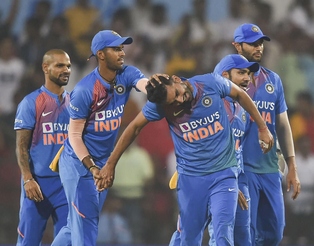 ১৮ বছর বয়সে রঞ্জি অভিষেকেই সাড়া ফেললেন দীপক। ২০১০ সালে জয়পুরে রঞ্জির প্লেট লিগে হায়দরাবাদের বিরুদ্ধে ৭.৩ ওভারে ১০ রানে নিলেন আট উইকেট। প্রথম ইনিংসের ছন্দে দ্বিতীয় ইনিংসেও করলেন বল। নিলেন চার উইকেট। অভিষেক ম্যাচে ১২ উইকেট পেলেন দীপক।