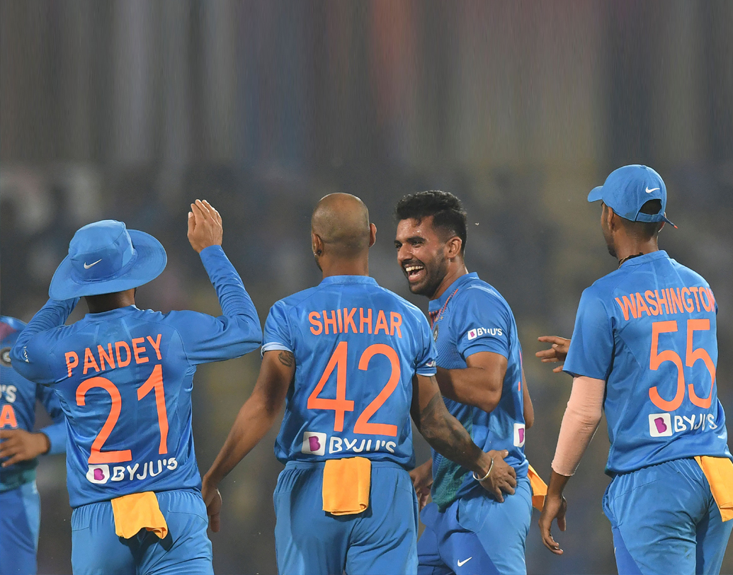 তার আগেই অবশ্য লিস্ট এ ক্রিকেটে ঘটেছে অভিষেক। ২০১০ সালের ফেব্রুয়ারিতে বিজয় হাজারে ট্রফিতে বিদর্ভের বিরুদ্ধে মধ্যাঞ্চলের হয়ে প্রথম ম্যাচে ৬১ রানে নিয়েছিলেন দুই উইকেট। সেই প্রতিযোগিতায় তিন ম্যাচে নেন পাঁচ উইকেট।