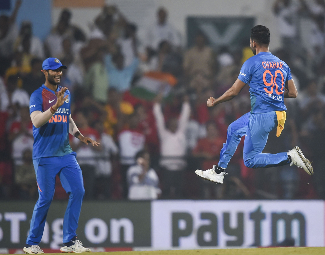 তবে রঞ্জি অভিষেকেই দুর্দান্ত বোলিং শিরোনামে নিয়ে আসে তাঁকে। তাঁর আট উইকেটের দাপটে ২১ রানে দাঁড়ি পড়েছিল হায়দরাবাদ ইনিংসে। যা ভারতের ঘরোয়া ক্রিকেটে সর্বনিম্ন স্কোর। প্রথম শ্রেণিতে অভিষেকে দ্বিতীয় সেরা বোলিং হয়ে ওঠে দীপকের আট উইকেট।