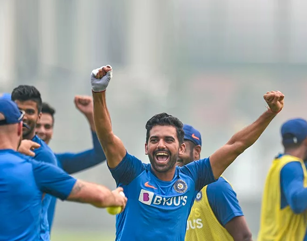 দীপকের উত্থানের নেপথ্যে বড় ভূমিকা রয়েছে মহেন্দ্র সিংহ ধোনির। সৈয়দ মুস্তাক আলি ট্রফিতে সাফল্যের পর টি-টোয়েন্টি দলে হন নিয়মিত। রাইজিং পুণে সুপারজায়ান্টস দলে থাকার সময় ধোনি তাঁকে পরের মরসুমে চেন্নাই সুপার কিংসে নেওয়ার আশ্বাস দেন।