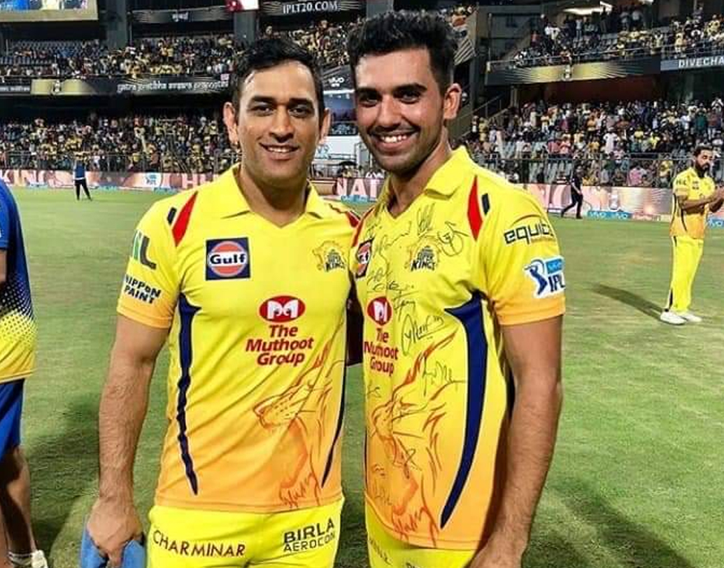 সেই শুরু। চেন্নাই সুপার কিংসের হয়ে নতুন বল তাঁর হাতেই তুলে দিতে থাকেন অধিনায়ক ধোনি। পাওয়ারপ্লে-র মধ্যে তাঁকে তিন ওভার করিয়ে দিতেন ‘ক্যাপ্টেন কুল’। বাকি এক ওভার রাখতেন পরের জন্য। আর ধোনির ভরসায় কুড়ি ওভারের ফরম্যাটেও ফুল ফোটাতে থাকেন দীপক।