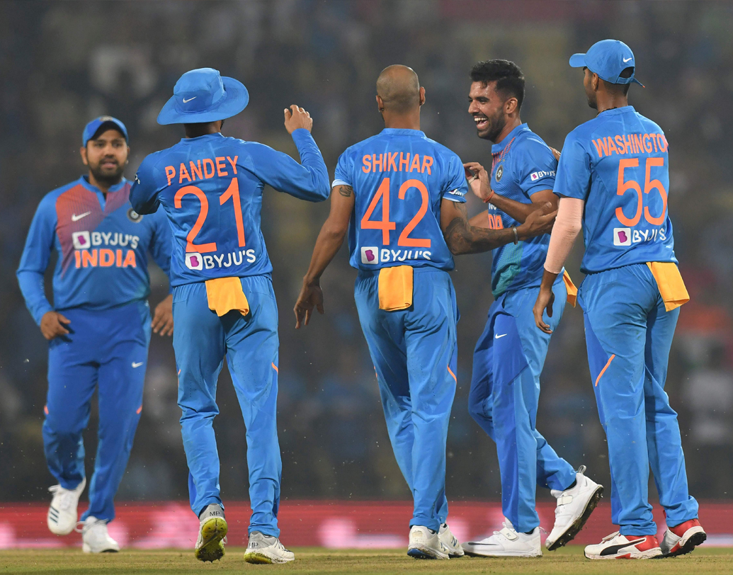 ২০১৮ সালের ৮ জুলাই ব্রিস্টলে ইংল্যান্ডের বিরুদ্ধে টি-টোয়েন্টিতে অভিষেক ঘটে। যদিও চার ওভারে দেন ৪৩। নেন এক উইকেট। কিছুদিন পর ২৫ সেপ্টেম্বর দুবাইয়ে আফগানিস্তানের বিরুদ্ধে ৫০ ওভারের ফরম্যাটে ঘটান অভিষেক। চার ওভারে এক উইকেট নেন ৩৭ রানের বিনিময়ে। ওয়ানডে ক্রিকেটে আর দেখা যায়নি তাঁকে।