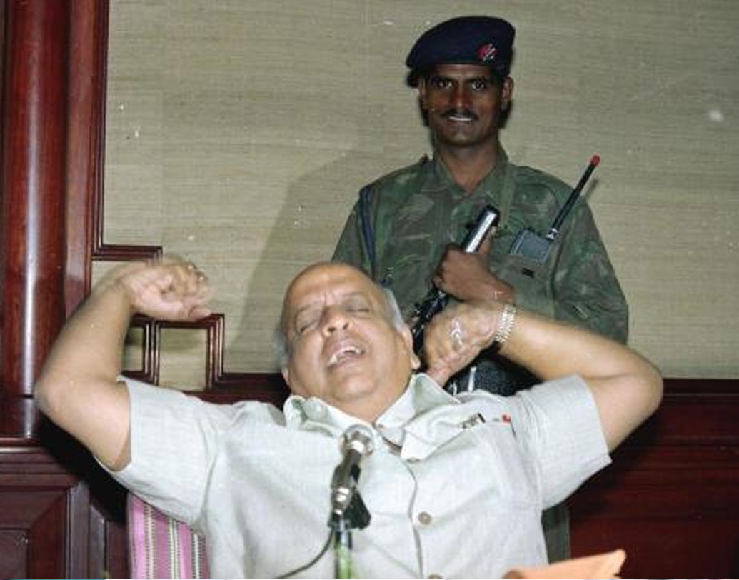 দেশের দশম মুখ্য নির্বাচন কমিশনার টি এন শেষন ছিলেন সততা ও স্বচ্ছতার প্রতিক। কঠোর নির্বাচনী বিধি চালু করার পাশাপাশি তাঁর কড়া নজর ছিল প্রার্থীদের নির্বাচনী ব্যয়ের দিকেও। তবে সবথেকে উল্লেখযোগ্য অবশ্যই দেশ জুড়ে সচিত্র ভোটার পরিচয়পত্র চালু করা।