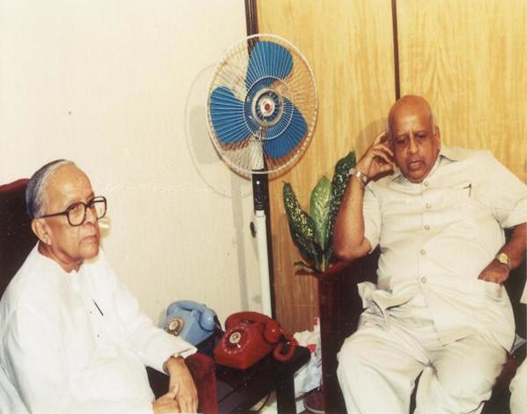 শেষনকে প্রতি মুহূর্তে আক্রমণ করেছেন রাজনীতিকরা। তাঁর সঙ্গে রাজ্যের প্রয়াত প্রাক্তন মুখ্যমন্ত্রী জ্যোতি বসুর মতান্তর উঠে এসেছিল সংবাদ শিরোনামে। তবে বহু সমস্যা সত্ত্বেও নিজের লক্ষ্য থেকে সরে যাননি শেষন।