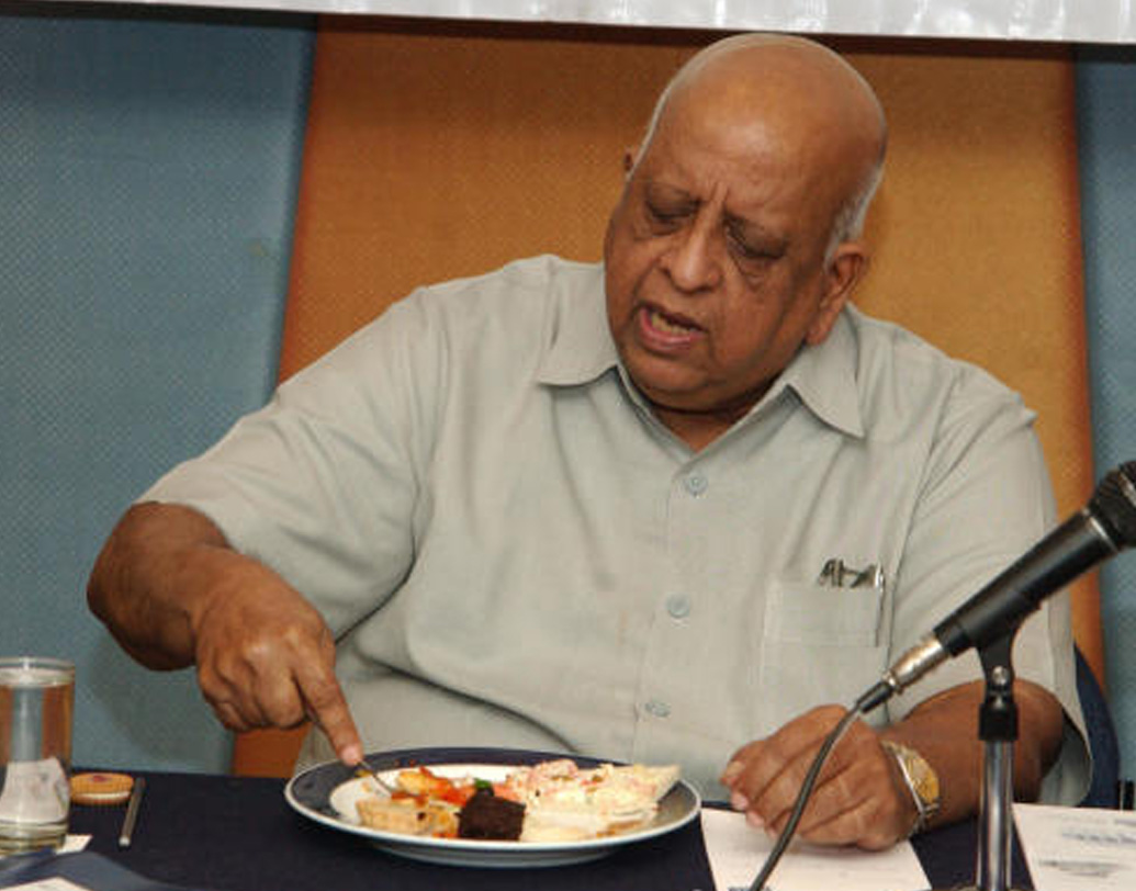 বহু রাজনীতিকের বিরাগভাজন শেষন অবশ্য পরে নিজেই হয়ে উঠেছিলেন এক রাজনীতিক। গুজরাতের গাঁধীনগর কেন্দ্রে লালকৃষ্ণ আডবাণীর বিরুদ্ধে কংগ্রেস প্রার্থী হিসেবে প্রতিদ্বন্দ্বিতা করেছিলেন। তবে সেই লড়াইয়ে তিনি জয়ী হতে পারেননি।