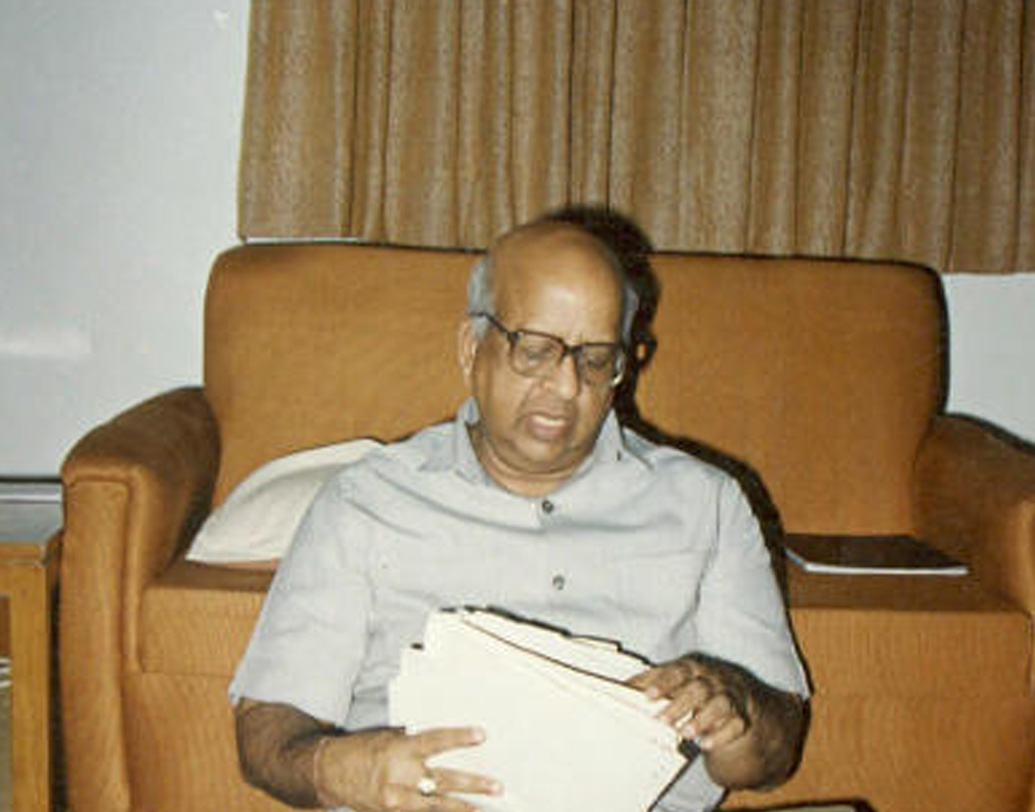 দোর্দণ্ডপ্রতাপ শেষন প্রশাসনিক দায়িত্ব পালনের পাশাপাশি বইও লিখেছেন। ১৯৯৫ সালে প্রকাশিত হয় তাঁর লেখা বই ‘দ্য ডিজেনারেশন অব ইন্ডিয়া’ এবং ‘এ হার্ট ফুল অব বার্ডেন’।