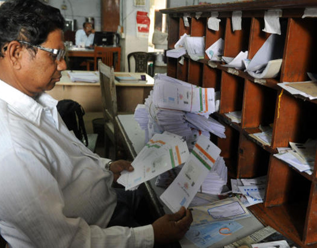 সম্প্রতি আধার কার্ডের তথ্য পরিবর্তন সংক্রান্ত নিয়মে বেশ কিছু সংশোধন করেছেন ইউনিক আইডেন্টিটি অথরিটি অব ইন্ডিয়া (ইউআইডিএআই)। নাম, জন্মতারিখ, লিঙ্গ বিষয়ক তথ্য কত বার বদলানো যাবে, তা নিয়েও সীমারেখা টেনে দিয়েছেন তাঁরা।