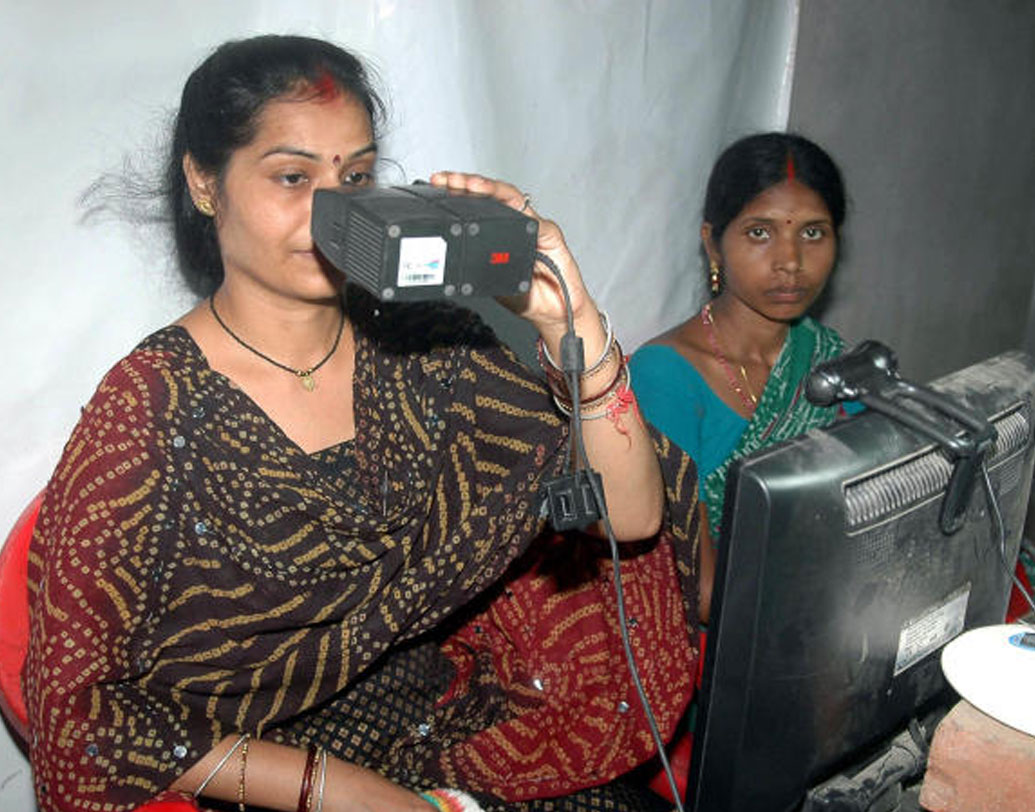 আধার কার্ড হাতে পেয়েই যদি দেখেন, তাতে আপনার ভুল নাম রয়েছে? তবে তো বেজায় বিপদ। এমন বিড়ম্বনায় অনেকেই পড়েছেন। তবে এ বার থেকে আধার কার্ডে একাধিক বার নামের বদল করা যাবে না। ইউআইডিএআই জানিয়েছে, আধার কার্ডে মাত্র দু’বারই নামের বদল করা যাবে।