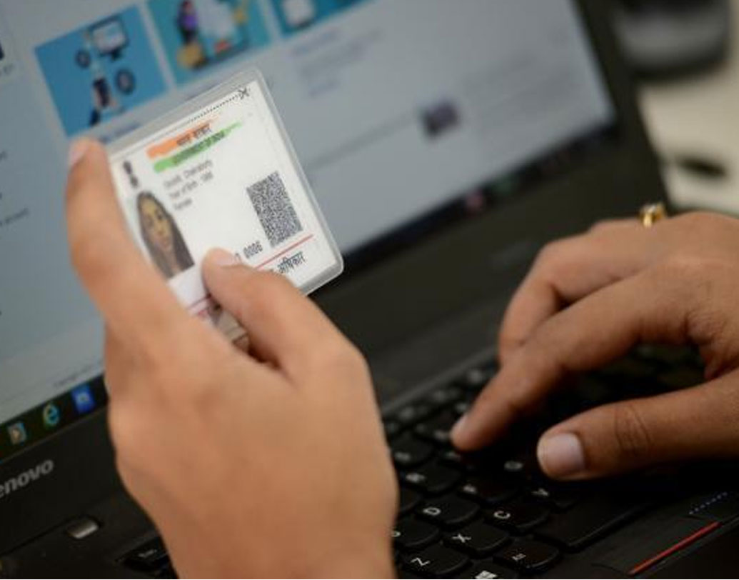 বহু নাগরিকেরই আধার কার্ডে জন্মতারিখের তথ্যে গরমিল রয়েছে। তবে এ ক্ষেত্রেও সংশোধনী জারি করেছেন আধার কর্ত়ৃপক্ষ। এখন থেকে আধার কার্ডে মাত্র এক বারই জন্মতারিখের তথ্যে বদল ঘটানো যাবে। তার বেশি নয়।