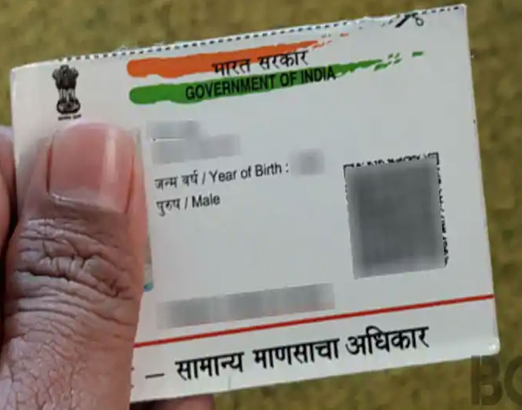 মাত্র এক বার জন্মতারিখের তথ্যে বদল ঘটাতে পারবেন বটে। তবে এ ক্ষেত্রে নিয়মটি আরও বিশদে জানা প্রয়োজন। নয়া সংশোধনী অনুযায়ী, আধার কার্ডে তৈরি করার সময় যে জন্মসালের উল্লেখ করেছিলেন, তার সর্বাধিক তিন বছর আগের বার পরের সাল, তথ্য হিসাবে বদলাতে পারবেন।