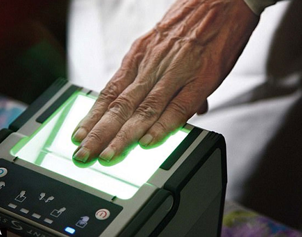 ইউআইডিএআই নয়া সংশোধনীকে জানানো হয়েছে, আধার কার্ড তৈরির সময় জন্মতারিখের প্রমাণপত্র হিসাবে যো শংসাপত্র দাখিল করা হয়েছে, তাকেই প্রামাণ্য হিসাবে ধরা হবে। তবে যদি কেউ সেই প্রমাণপত্র দাখিল করতে না পারেন, তবে জন্মতারিখটি ঘোষিত বা আনুমানিক হিসাবে ধরা হবে।