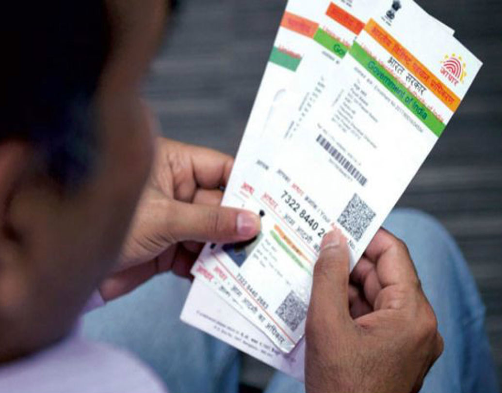 কোনও নাগরিকের লিঙ্গ সংক্রান্ত তথ্য নিয়েও নিয়ম পাল্টাছে ইউআইডিএআই। নামের মতোই লিঙ্গ নিয়ে তথ্যে মাত্র এক বারই বদল করা যাবে বলে জানিয়েছেন আধার কর্ত়ৃপক্ষ।