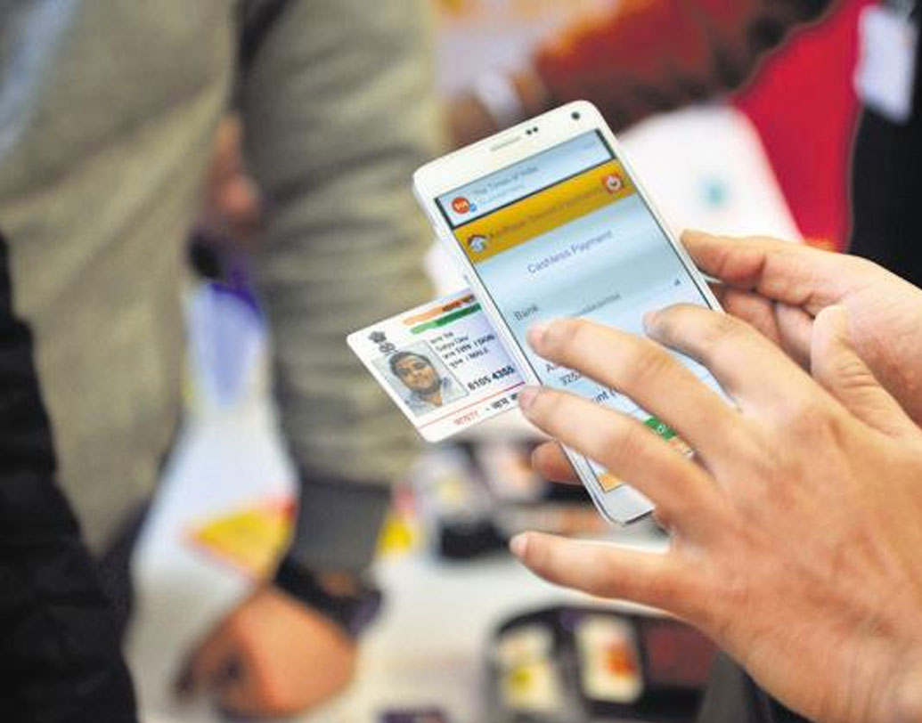 আঞ্চলিক অফিসে কী ভাবে সে কাজ হবে? প্রথমত, নাম, জন্মতারিখ ও লিঙ্গের তথ্য বদলের ক্ষেত্রে নাগরিককে এনরোলমেন্ট বা আপডেট সেন্টারে হাজিরা দিতে হবে। সেখানে তাঁর তথ্য বদল করাতে হবে।