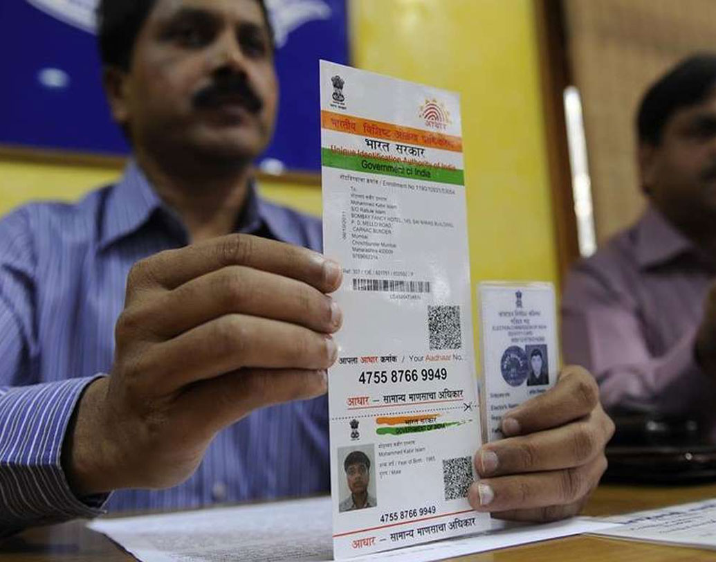 দ্বিতীয়ত, যে সমস্ত নাগরিক নাম, জন্মতারিখ ও লিঙ্গ সংক্রান্ত তথ্য বদলের নির্ধারিত সংখ্যা পেরিয়ে গিয়েছেন, তাঁরা এনরোলমেন্ট বা আপডেট সেন্টারে গিয়ে তথ্যবদলের অনুরোধটি গ্রহণ করার জন্য আঞ্চলিক অফিসে আবেদন করতে পারবেন। অথবা আঞ্চলিক অফিসে চিঠি লিখে বা ইমেলের মাধ্যমেও সেই অনুরোধ করা যাবে।