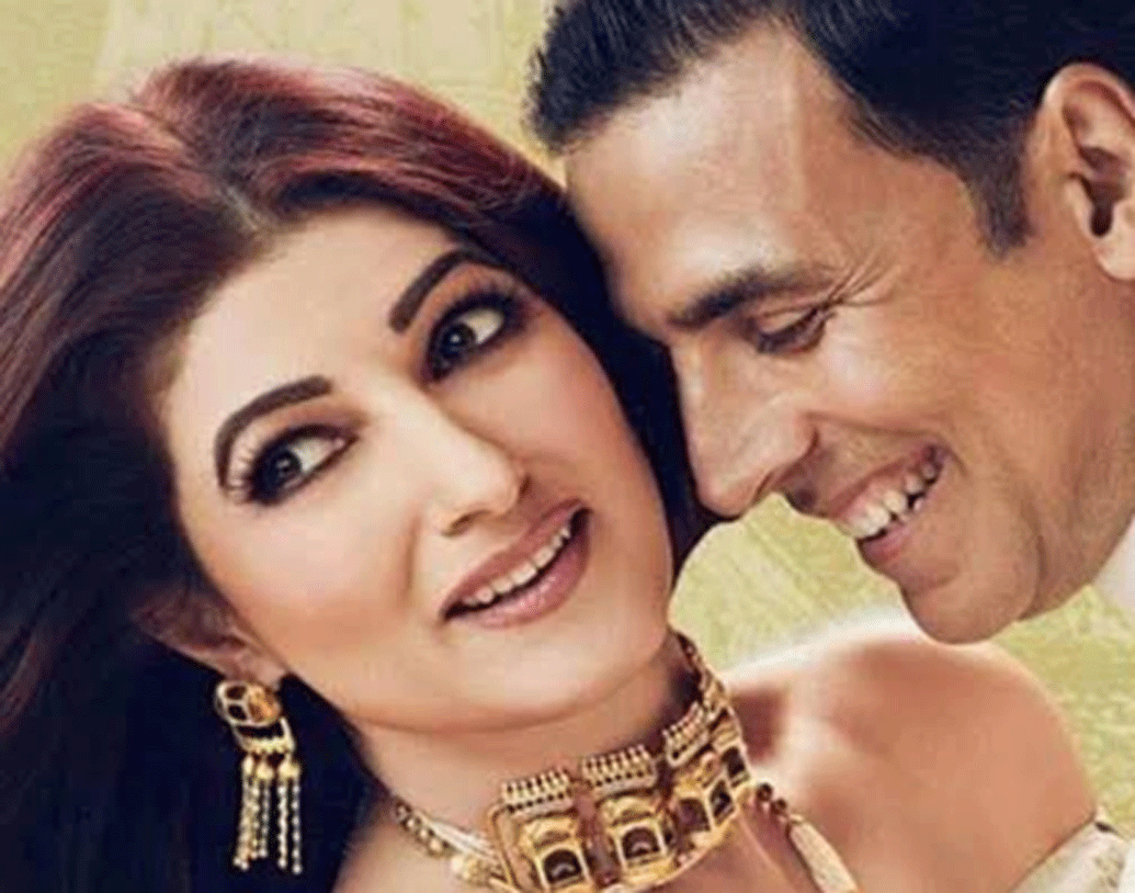 জানা যায়, টুইঙ্কলকে নাকি প্রথম দেখাতেই তাঁর প্রেমে পড়ে গিয়েছিলেন অক্ষয়। টুইঙ্কলও অক্ষয়ের প্রেমে পড়ে গিয়েছিলেন ক্রমে। তবে তাঁদের বিয়ের সিদ্ধান্তটা অনেকটা ফিল্মি।